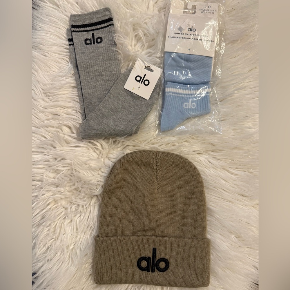 ALO Yoga tan knit beanie with black embroidered logo & Alo Yoga & Crew socks